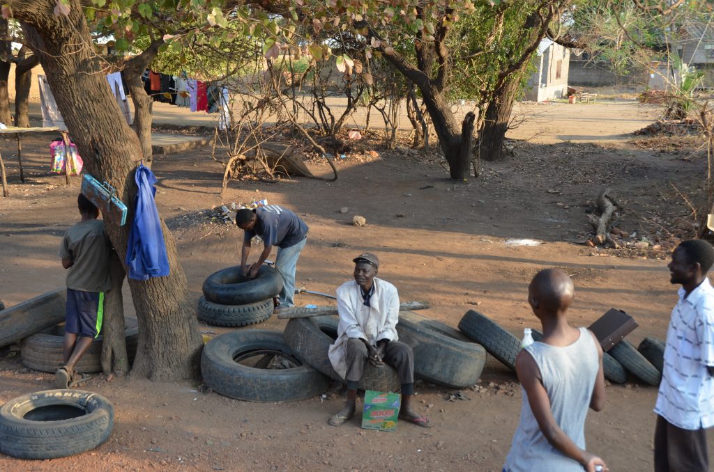 Afrikanische Reifen reparatur